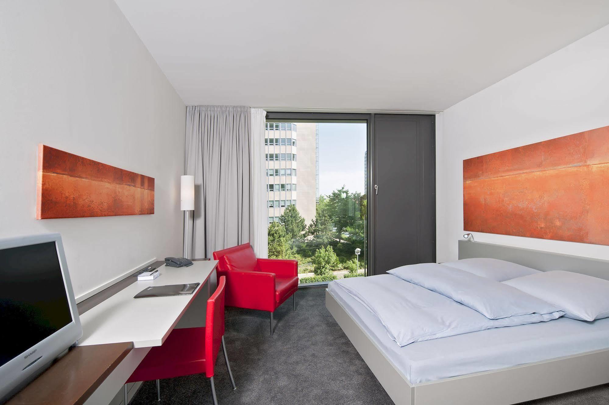 Hotel Doubletree By Hilton Frankfurt Niederrad Francoforte sul Meno Esterno foto